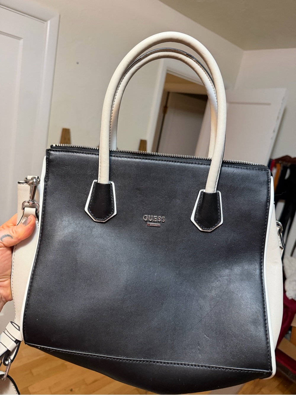 GUESS Black and White Vintage bag